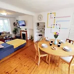 Epicsa - Corporate & Family Stay In 3 Bedroom House With Garden, Free Parking